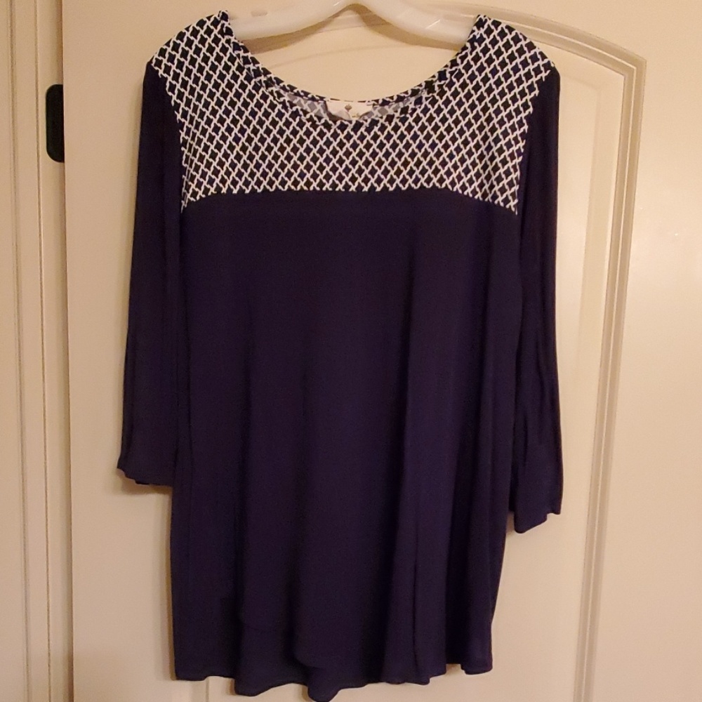 Ladies navy top w/geometric shapes